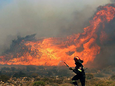 Μαίνεται για τρίτη μέρα η φωτιά στον Κουτσουρά Ιεράπετρας